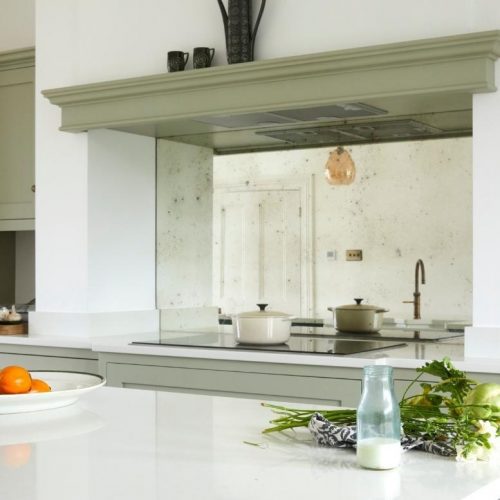 Neutral kitchen with mirrored backsplash